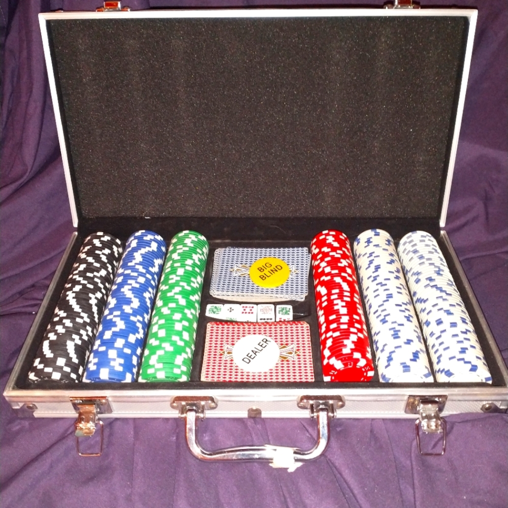 Poker Chips Set with Metal Carrying Case